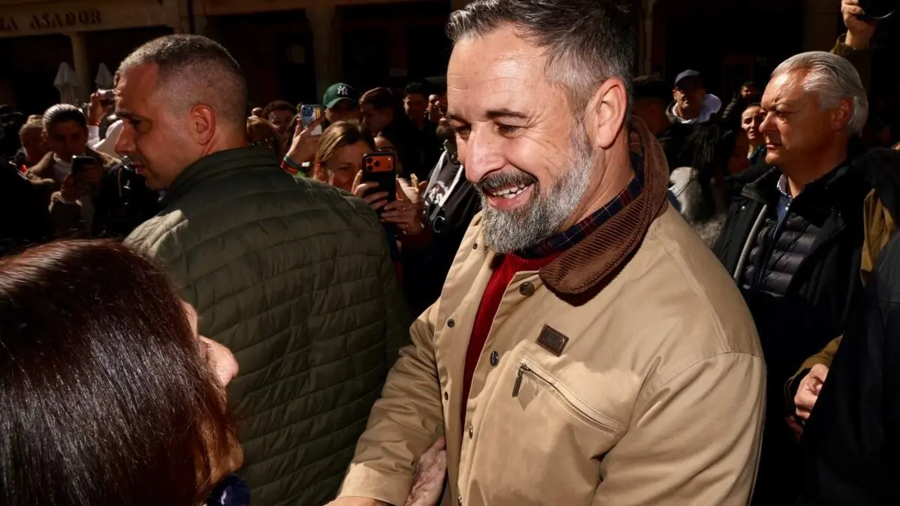 El presidente de Vox, Santiago Abascal, atiende a los medios de comunicaci&oacute;n en la plaza Espa&ntilde;a de Astorga