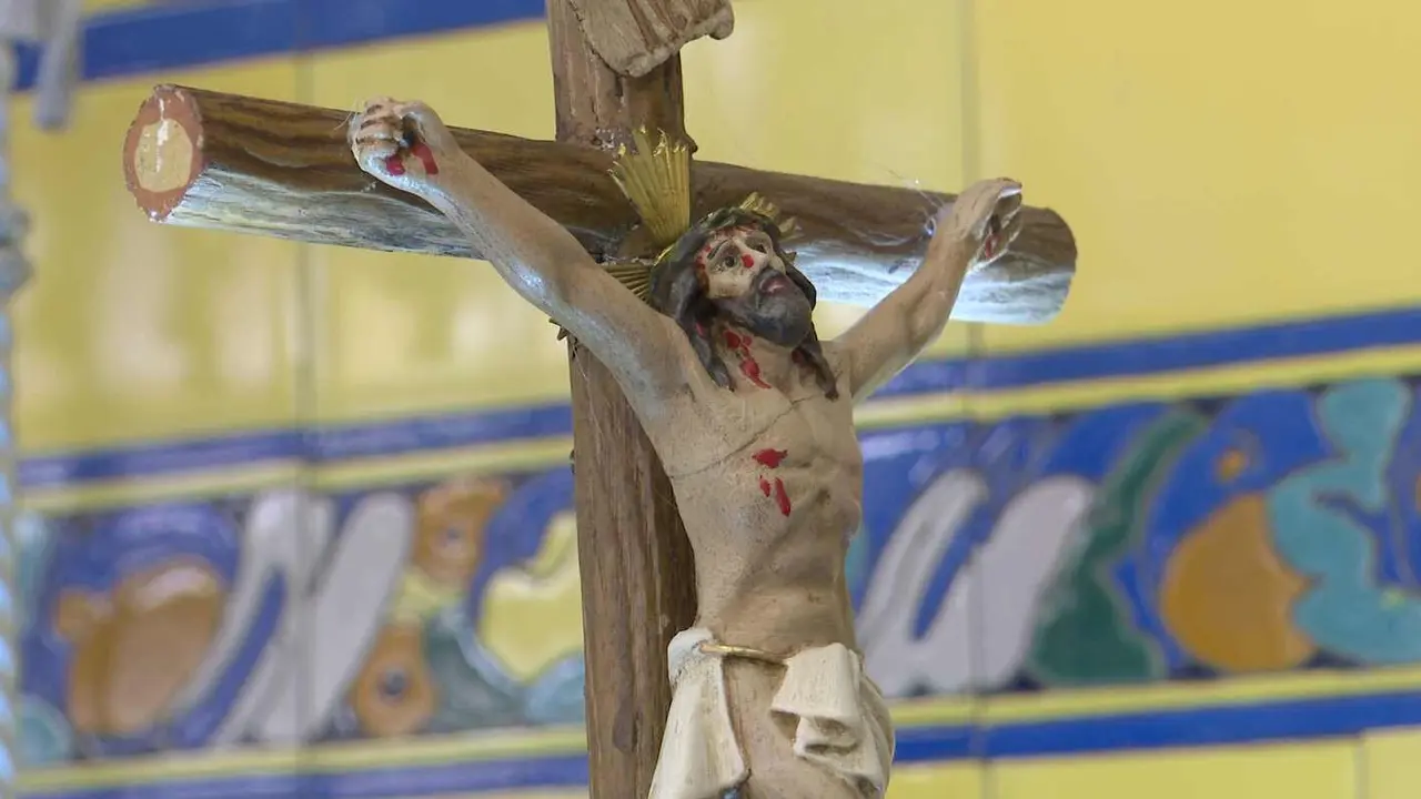 El Museo de la Emigraci&oacute;n Leonesa (MeL) ofrece una nueva propuesta cultural vinculada a una de las tradiciones m&aacute;s arraigadas de la ciudad. La exposici&oacute;n temporal &lsquo;Le&oacute;n artesano. Una Semana Santa en miniatura&rsquo; re&uacute;ne 18 maquetas que reproducen algunos de los pasos m&aacute;s representativos de las procesiones leonesas, elaboradas por el artesano Jos&eacute; Mar&iacute;a da Silva Paniagua.