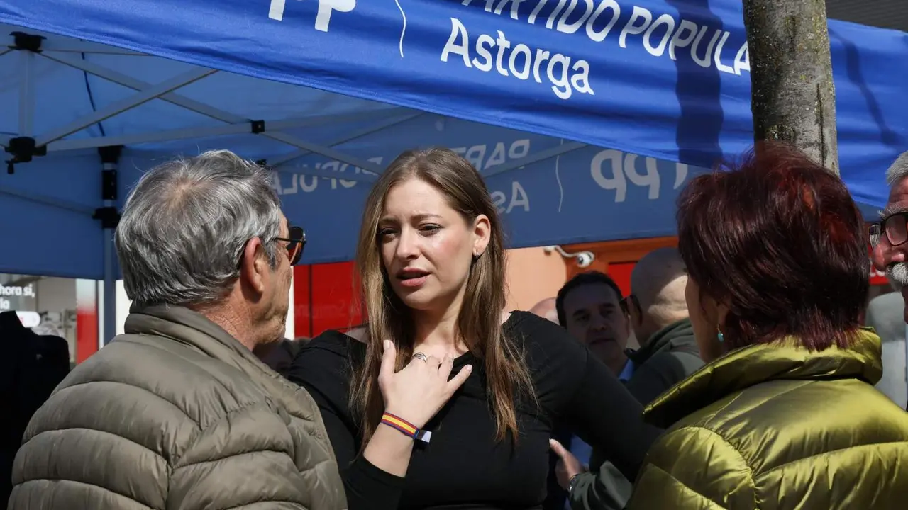 La portavoz del PP en el Congreso, Ester Mu&ntilde;oz, visita Astorga acompa&ntilde;ada por el alcalde del municipio, Jos&eacute; Luis Nieto y por la cabeza de lista del partido por Le&oacute;n, Mar&iacute;a Jos&eacute; &Aacute;lvarez Cas&aacute;is. Fotos: Campillo