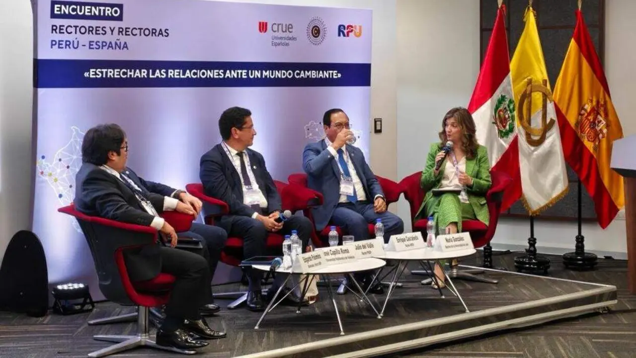 La rectora de la Universidad de Le&oacute;n particip&oacute; en uno de los cinco paneles del encuentro celebrado en Lima.