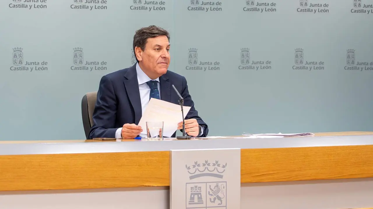 El consejero de Econom&iacute;a y Hacienda y portavoz, Carlos Fern&aacute;ndez Carriedo, comparece en rueda de prensa posterior al Consejo de Gobierno. Fotos: Eduardo Margareto.