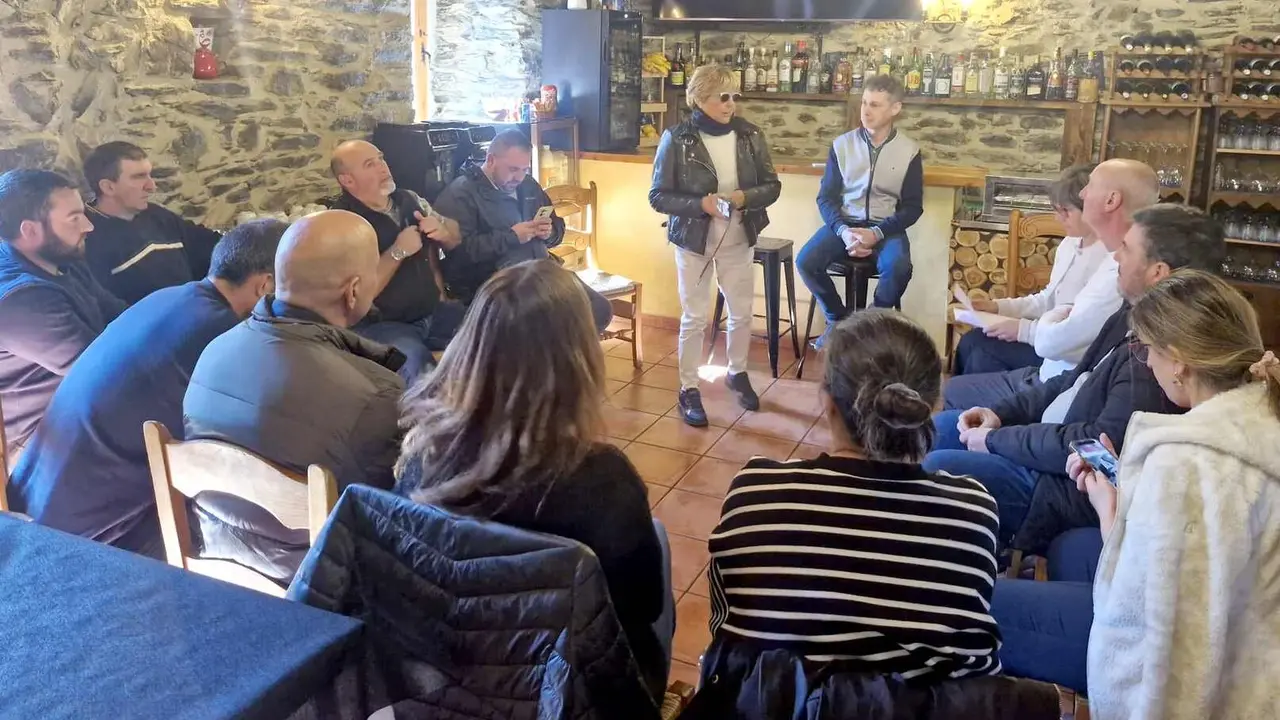La alcaldesa de Murias de Paredes, Carmen Mallo, junto al candidato Mario Rivas.