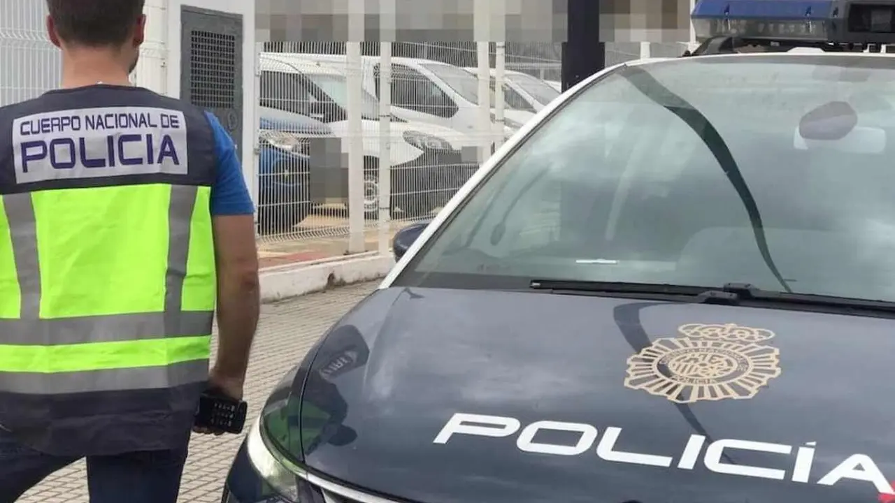 Efectivos de la Polic&iacute;a Judicial de la Polic&iacute;a Nacional durante una investigaci&oacute;n.