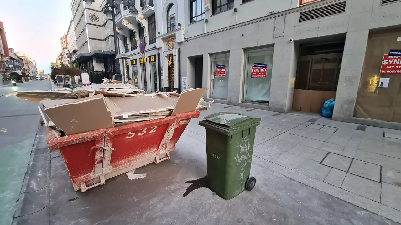 La avenida de Ordo&ntilde;o II, principal arteria comercial de Le&oacute;n, contin&uacute;a experimentando cambios en su mapa de negocios. Si el pasado mes de febrero se anunciaba la apertura de una nueva &oacute;ptica en esta c&eacute;ntrica v&iacute;a, ahora, apenas tres semanas despu&eacute;s, se confirma la transformaci&oacute;n de otro local que llevaba a&ntilde;os cerrado y que pronto volver&aacute; a abrir sus puertas con una actividad distinta: una perfumer&iacute;a.