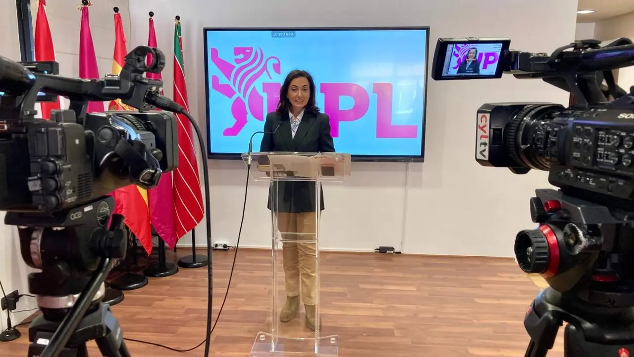 La candidata de UPL a la Presidencia de la Junta, Alicia Gallego, acompa&ntilde;ada por integrantes de su lista, ofrece una rueda de prensa para valorar la campa&ntilde;a electoral. Foto: Peio Garc&iacute;a.