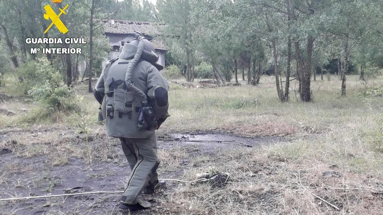 Equipo de Desactivaci&oacute;n de Explosivos (EDEX) de la Comandancia de Le&oacute;n para evaluar los artefactos explosivos.