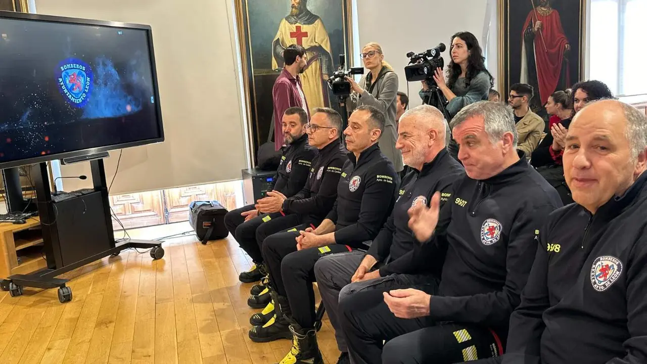 El alcalde de Le&oacute;n, Jos&eacute; Antonio Diez, entrega las Medallas a la Antig&uuml;edad y Constancia de los agentes&nbsp;que cumplen 30 a&ntilde;os en el servicio en &ldquo;un departamento esencial para la ciudadan&iacute;a&rdquo; que en los &uacute;ltimos a&ntilde;os ha mejorado sus recursos e instalaciones con una inversi&oacute;n de m&aacute;s de 10,6 millones de euros. Fotos : Ayto. de Le&oacute;n.