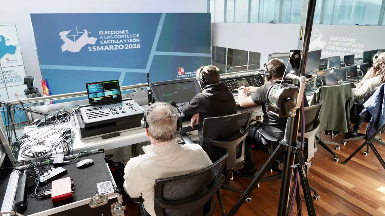 El consejero de la Presidencia, Luis Miguel Gonz&aacute;lez Gago, junto a la consejera de Relaciones Institucionales, Ruth And&eacute;rez, presenta el Centro de Difusi&oacute;n de Datos instalado con motivo de la celebraci&oacute;n de las elecciones