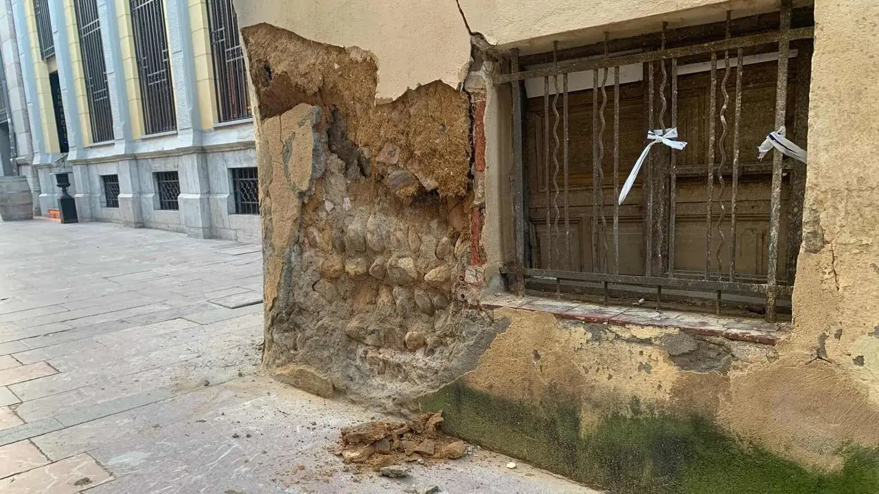 El Procurador del Com&uacute;n de Castilla y Le&oacute;n ha emitido una resoluci&oacute;n instando al Ayuntamiento de Le&oacute;n a tomar medidas urgentes sobre La Casona de D&aacute;maso Merino, ubicada en el n&uacute;mero 3 de la calle hom&oacute;nima. La hist&oacute;rica edificaci&oacute;n, con m&aacute;s de cuatro siglos de antig&uuml;edad, sufri&oacute; el pasado 23 de febrero el desprendimiento de parte de su fachada y desde entonces ha mostrado un agravamiento de su deterioro.