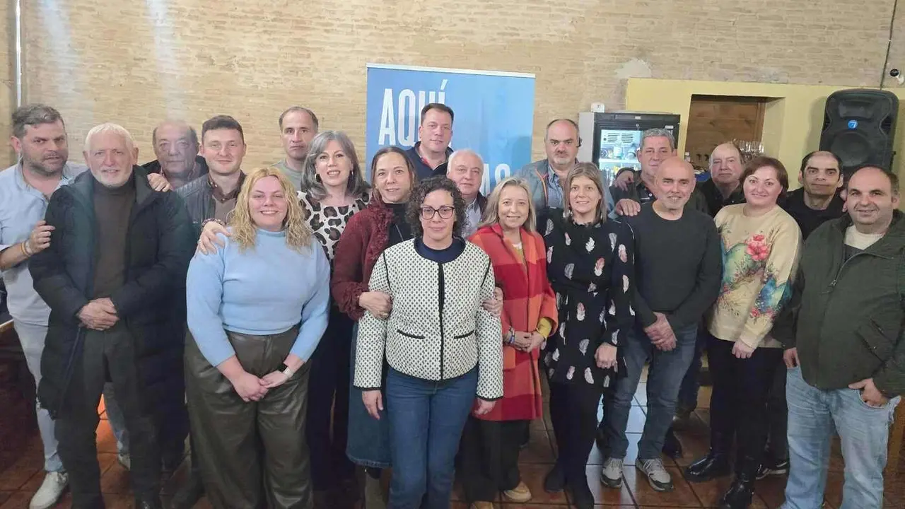 Los participantes en el encuentro popular de Sahag&uacute;n a la conclusi&oacute;n de la jornada.