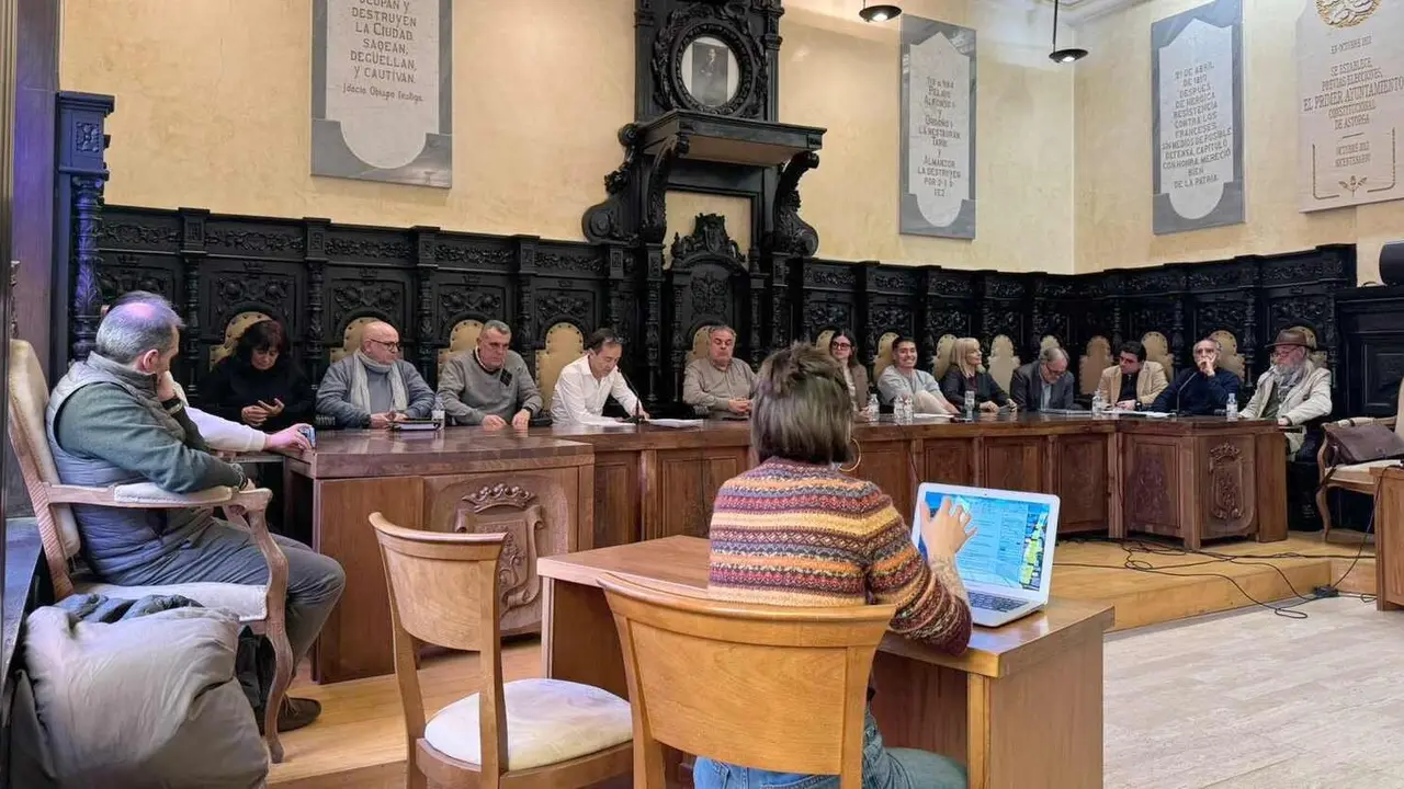 Un instante del pleno extraordinario celebrado este viernes en el Ayuntamiento de Astorga.