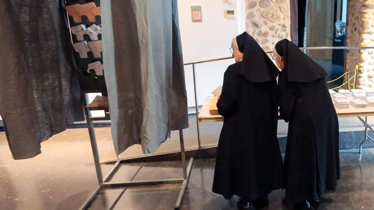 arias religiosas del Convento de las Carbajalas, ejercen su derecho al voto en el colegio electoral ubicado en el Palacio del Conde Luna en 2023. Foto: Peio Garc&iacute;a.