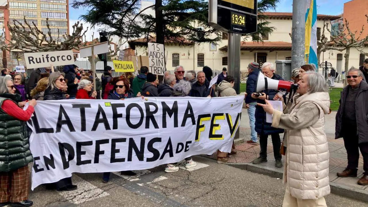 Padre Isla vive el en&eacute;simo corte de tr&aacute;fico por el futuro de Feve. Fotos: Peio Garc&iacute;a.