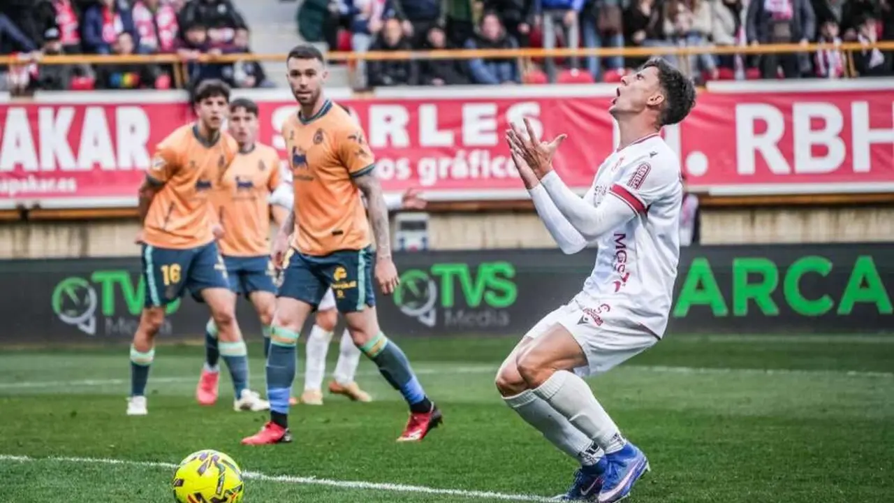 La Cultural y Deportiva Leonesa compiti&oacute; de t&uacute; a t&uacute; ante el l&iacute;der, pero la eficacia del Racing de Santander decidi&oacute; el duelo en el Estadio Reino de Le&oacute;n. El equipo leon&eacute;s volvi&oacute; a quedarse sin premio pese a su buen partido y ve c&oacute;mo el margen para la salvaci&oacute;n se reduce.