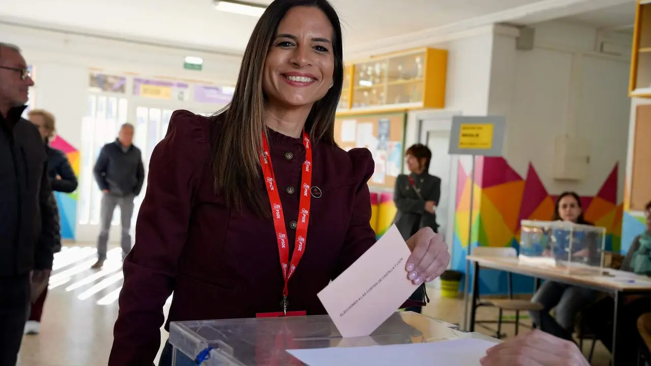 Nuria Rubio deposita su voto este 15M en el CEIP Luis Vives de Le&oacute;n.