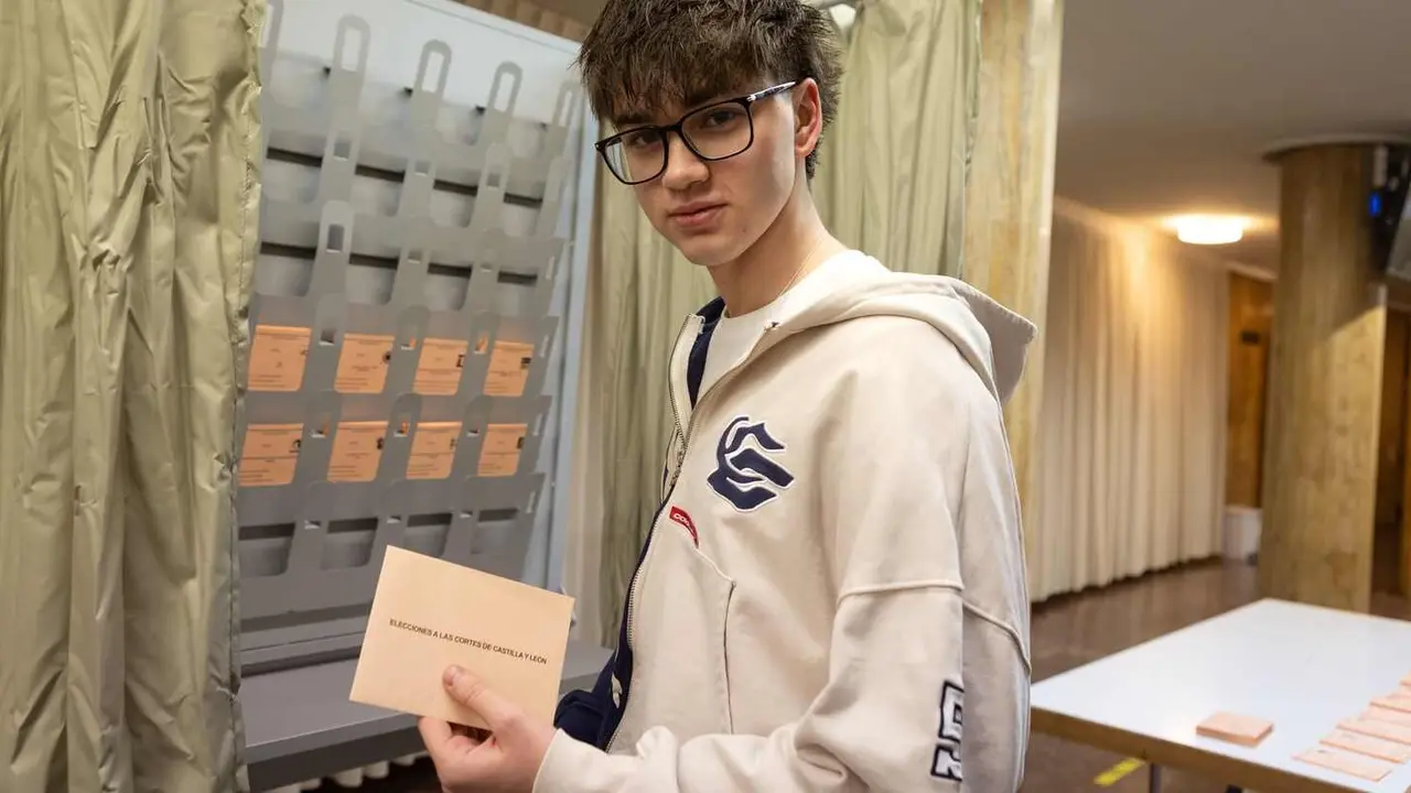 El joven soriano Victor Calabaza Maroto de 18 a&ntilde;os vota por primera vez en unas elecciones.