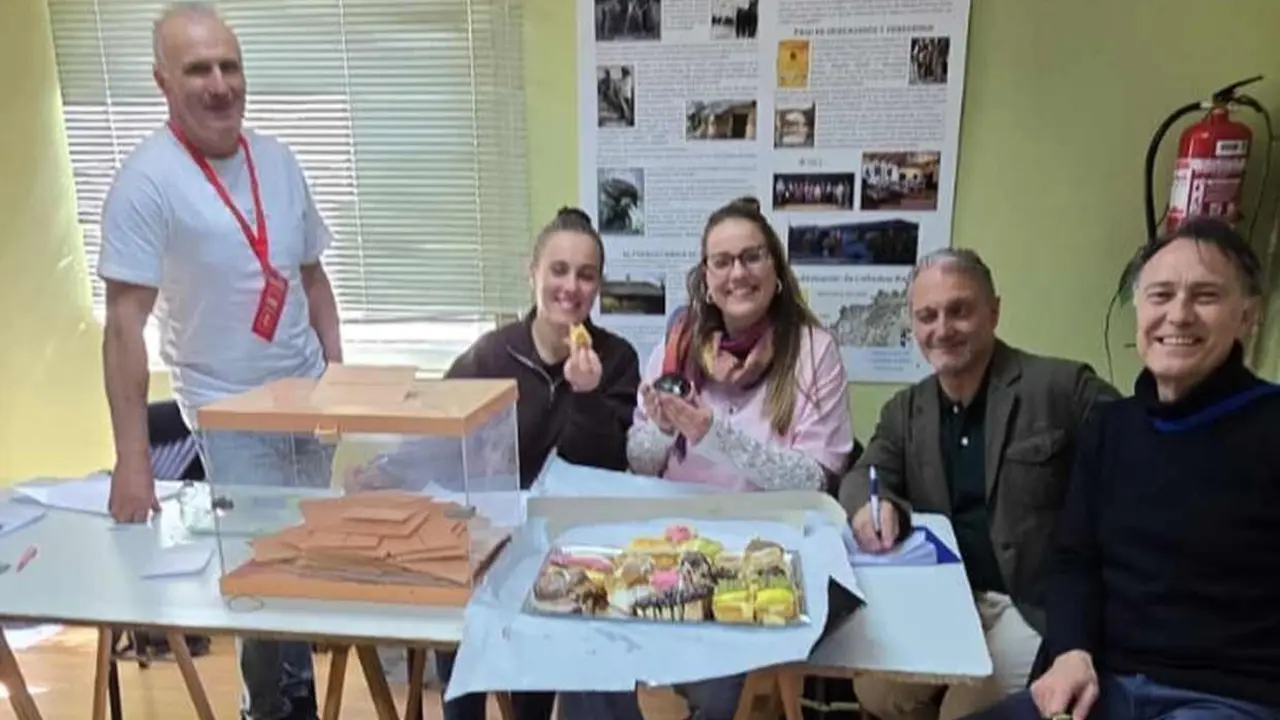 Un votante obsequia con pasteles a los integrantes de la mesa electoral de Caba&ntilde;as Raras.