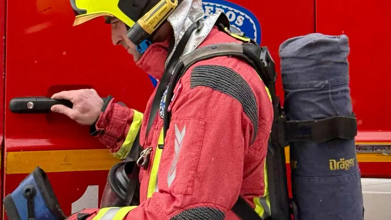 Efectivos de Bomberos Le&oacute;n durante una intervenci&oacute;n.