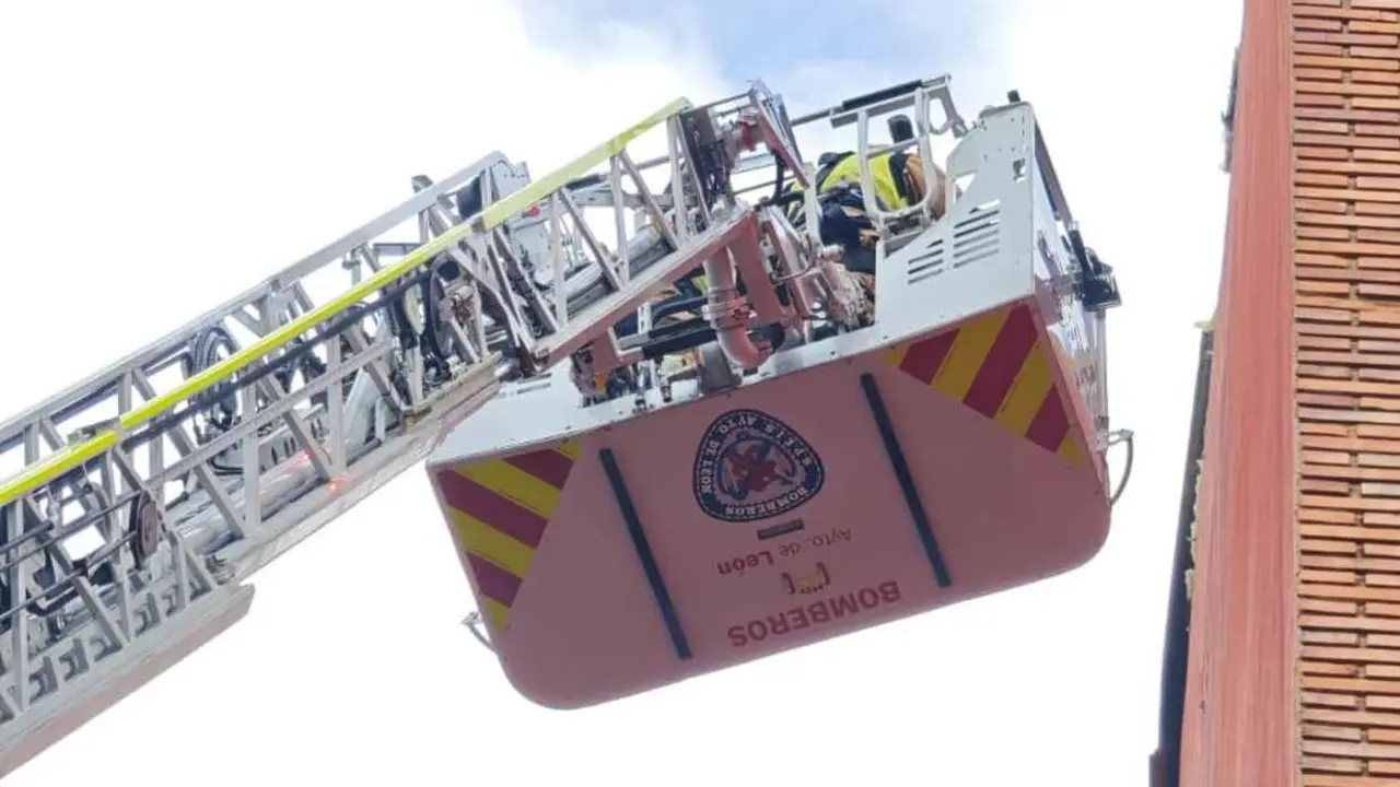 Efectivos de Bomberos Le&oacute;n durante una intervenci&oacute;n.