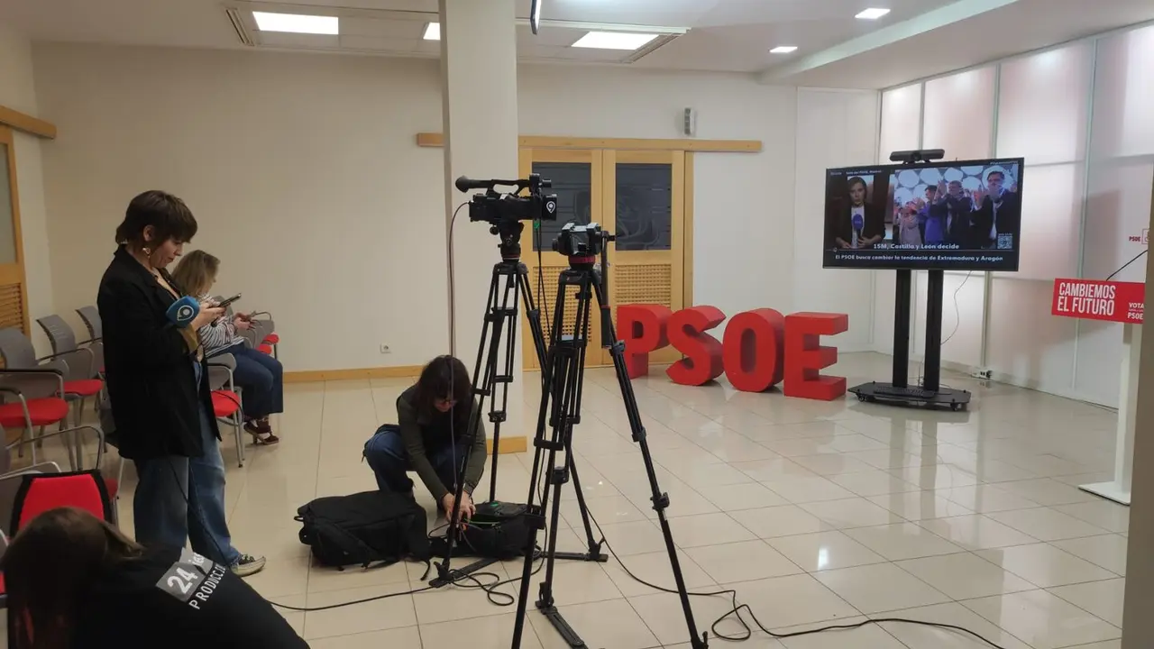 Imagen de la sede del PSOE al cierre de los colegios electorales.