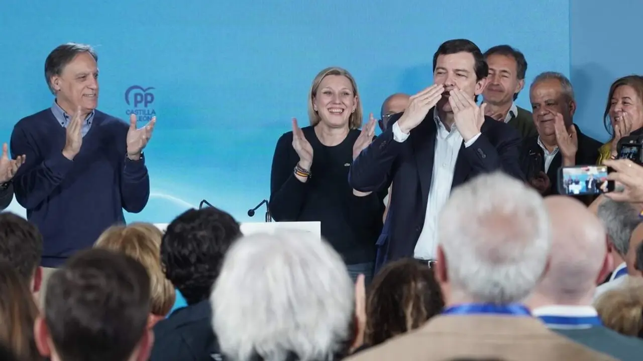 El candidato del PP a la Presidencia de la Junta de Castilla y Le&oacute;n, Alfonso Fern&aacute;ndez Ma&ntilde;ueco, a su llegada al hotel Alameda Palace de Salamanca para seguir la evoluci&oacute;n de los resultados electorales