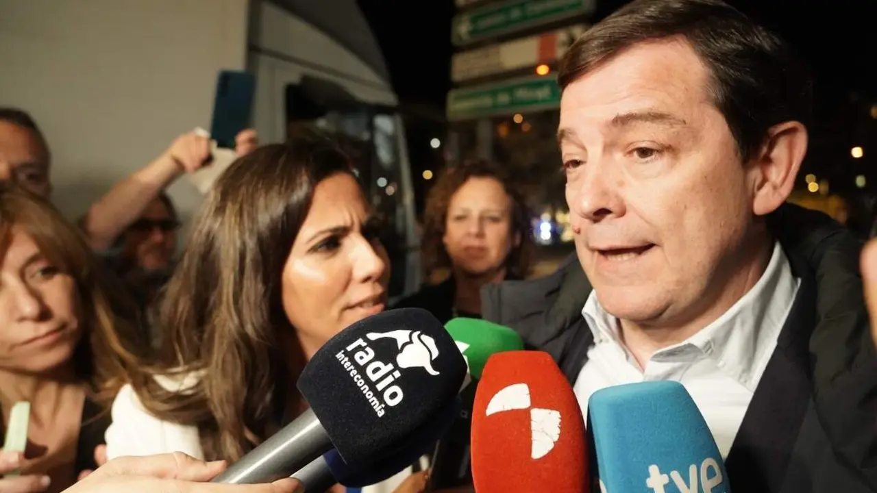 El candidato del PP a la Presidencia de la Junta de Castilla y Le&oacute;n, Alfonso Fern&aacute;ndez Ma&ntilde;ueco, a su llegada al hotel Alameda Palace de Salamanca para seguir la evoluci&oacute;n de los resultados electorales