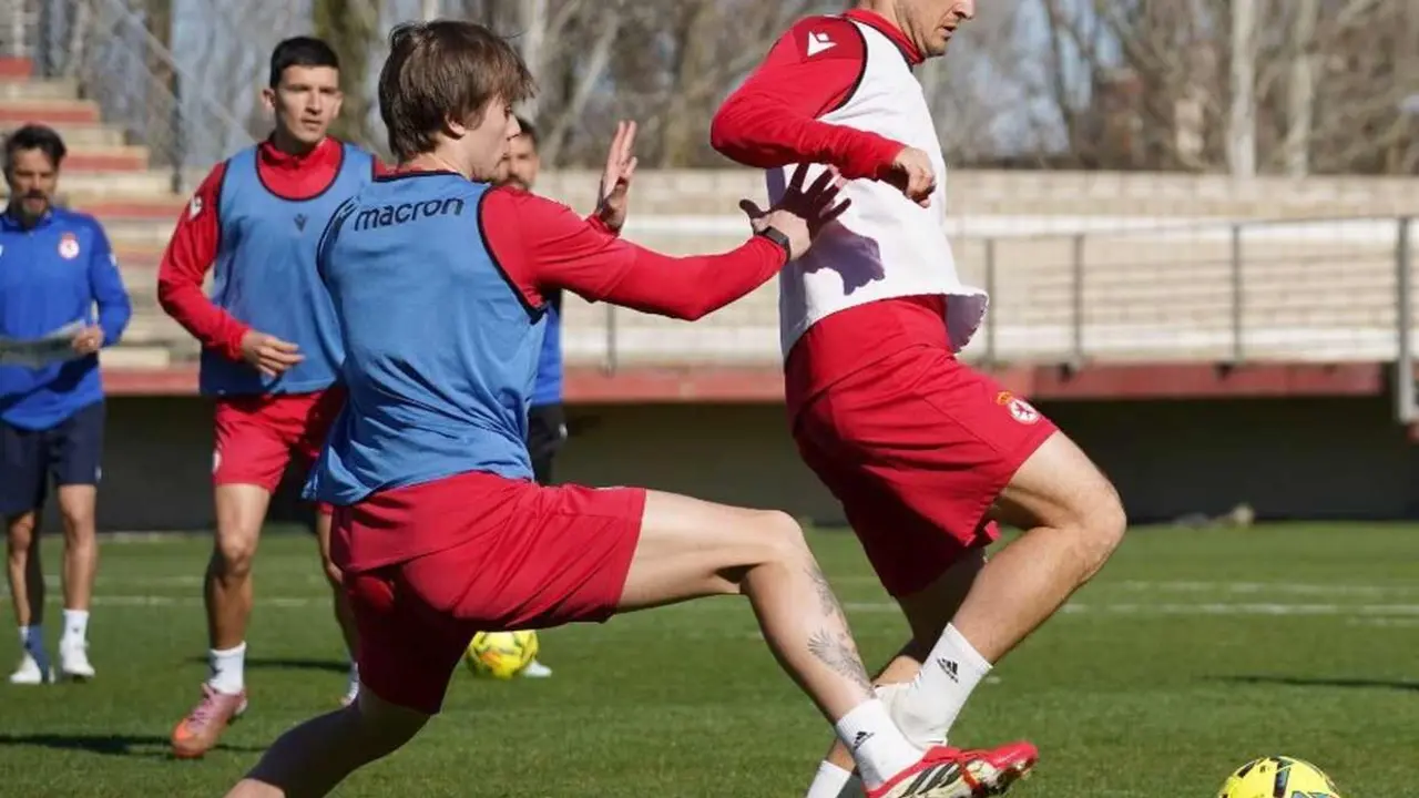 Radoja, que vuelve esta jornada, junto a Yayo durante un entrenamiento.
