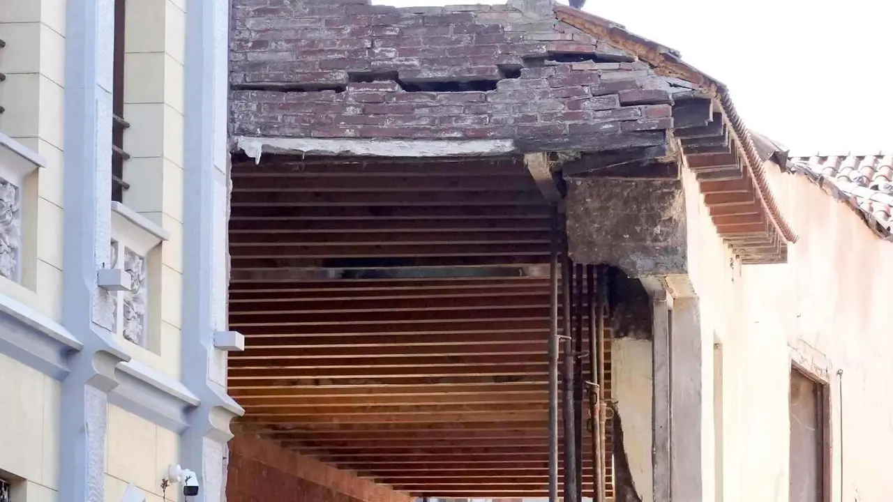 Se derrumba una parte de La Casona en la calle D&aacute;maso Merino de Le&oacute;n