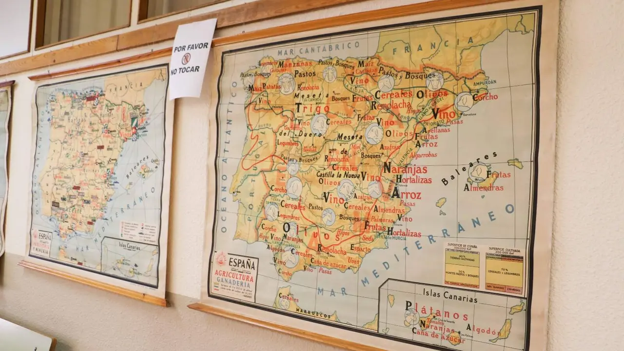 Una exposici&oacute;n en la Universidad de Le&oacute;n re&uacute;ne 110 piezas cartogr&aacute;ficas &mdash;desde mapas hist&oacute;ricos y pizarras escolares hasta relieves tridimensionales&mdash; para mostrar c&oacute;mo la geograf&iacute;a ha representado el planeta a lo largo del tiempo