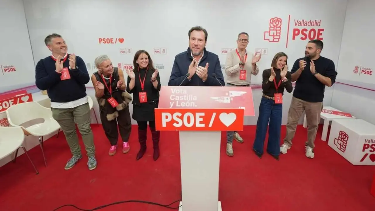 El ministro de Fomento, Oscar  Puente,  hace declaraciones en la sede del PSOE de Valladolid.