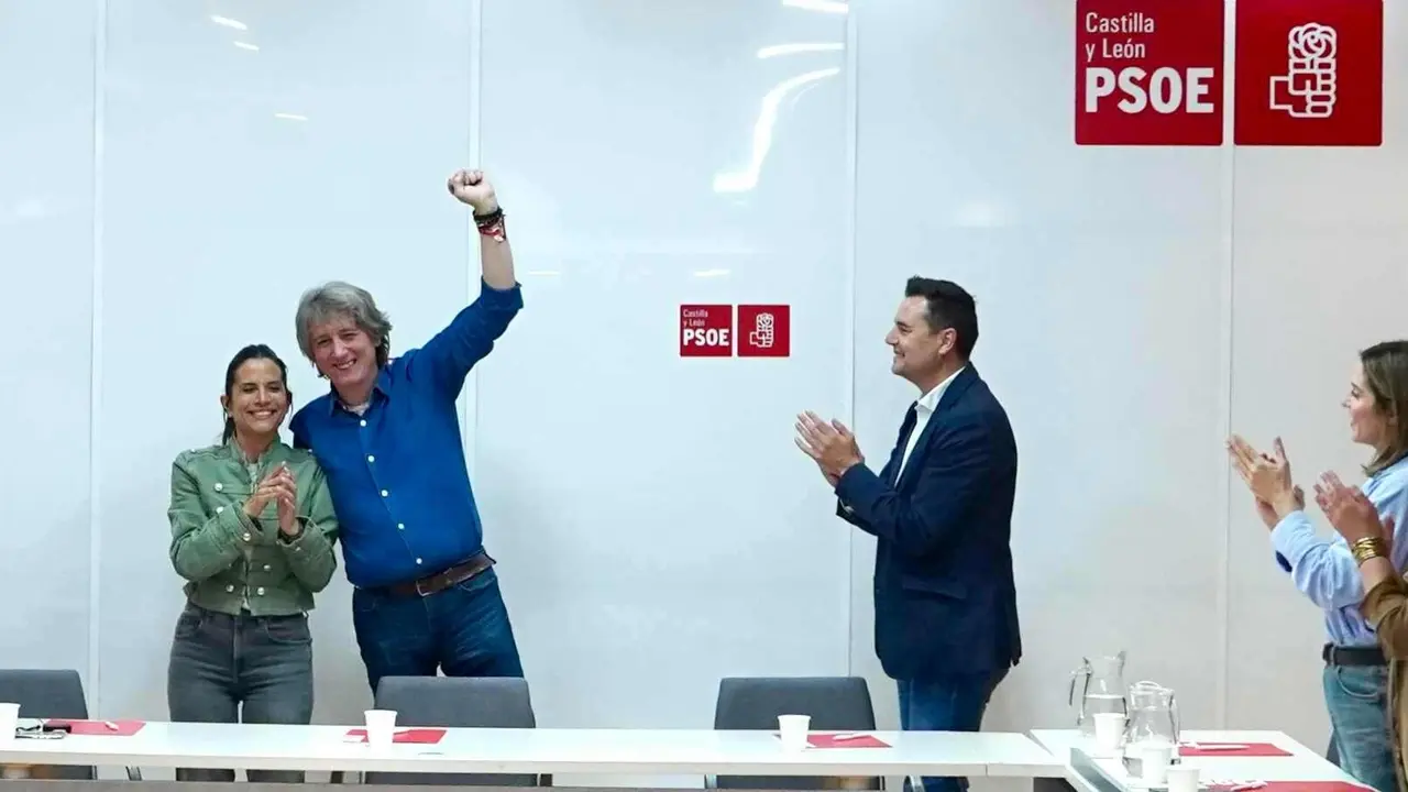 El secretario regional del PSOECyL Carlos Mart&iacute;nez recibe el aplauso de sus compa&ntilde;eros a su llegada a la reuni&oacute;n de la Ejecutiva Auton&oacute;mica