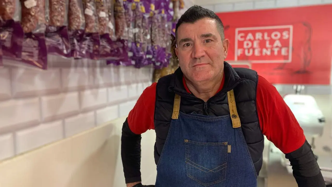 Carlos de la Fuente en su carnicer&iacute;a de El Ejido. Foto: A.F.R.