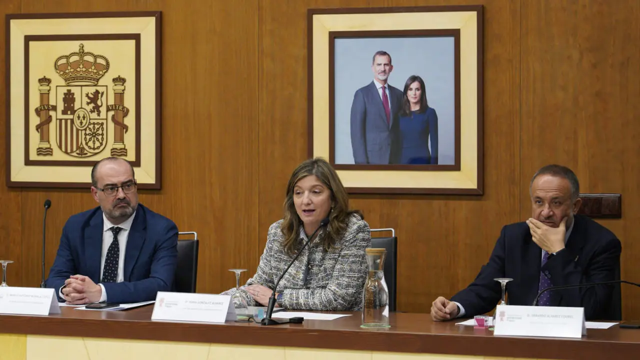 La rectora de la ULE, Nur&iacute;a Gonz&aacute;lez, junto al presidente de la Diputaci&oacute;n de Le&oacute;n, Gerardo &Aacute;lvarez Courel (D), y el alcalde de Ponferrada, Marco Morala (I), durante la inauguraci&oacute;n del AgentCamp en el Campus de Ponferrada