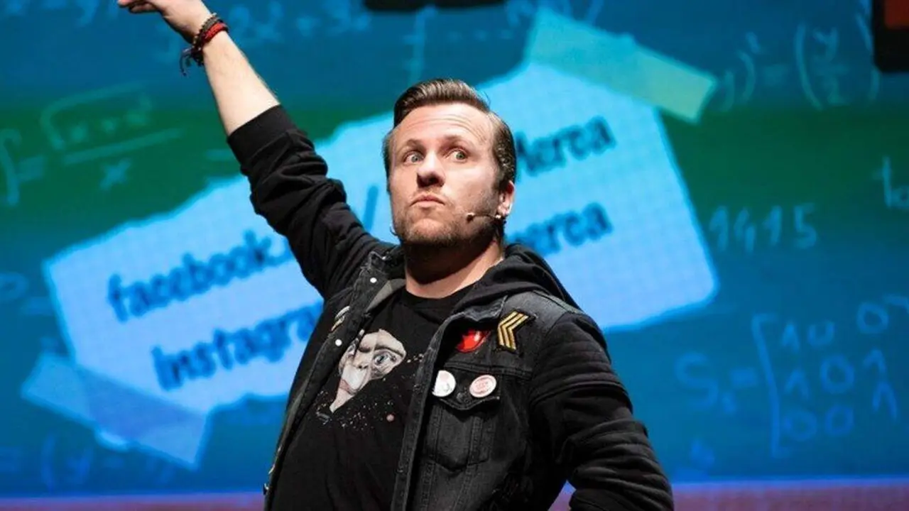 Jordi Merca durante su espect&aacute;culo 'Yo sobreviv&iacute; a la EGB'.