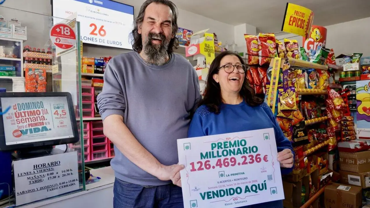 Seraf&iacute;n y Marisa son los propietarios del quiosco de la calle Francisco Montero de Salamanca que han dado un premio de 126 millones de euros de la Loter&iacute;a Primitiva.
