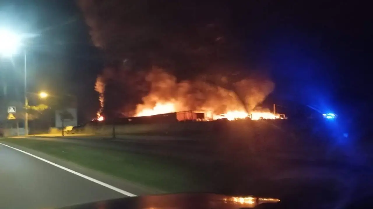 Imagen del incendio cuatro horas despu&eacute;s de que fuera declarado.