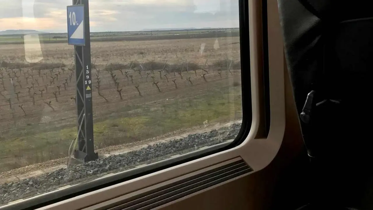 Imagen tomada por un pasajero con el tren detenido rumbo a Le&oacute;n.