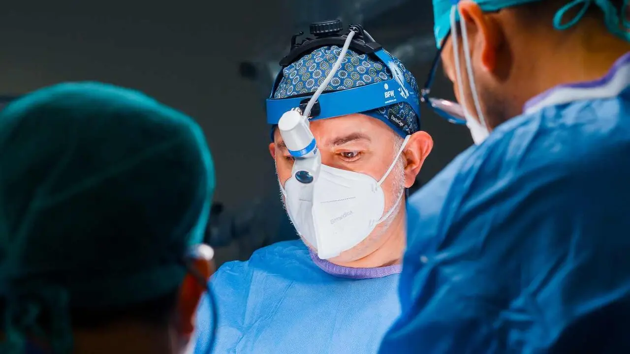 El doctor Valle Folgueral, en quir&oacute;fano.