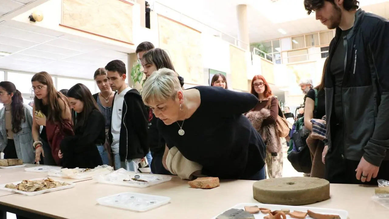 Jornada y taller pr&aacute;ctico sobre las excavaciones en el yacimiento de Puente Castro.