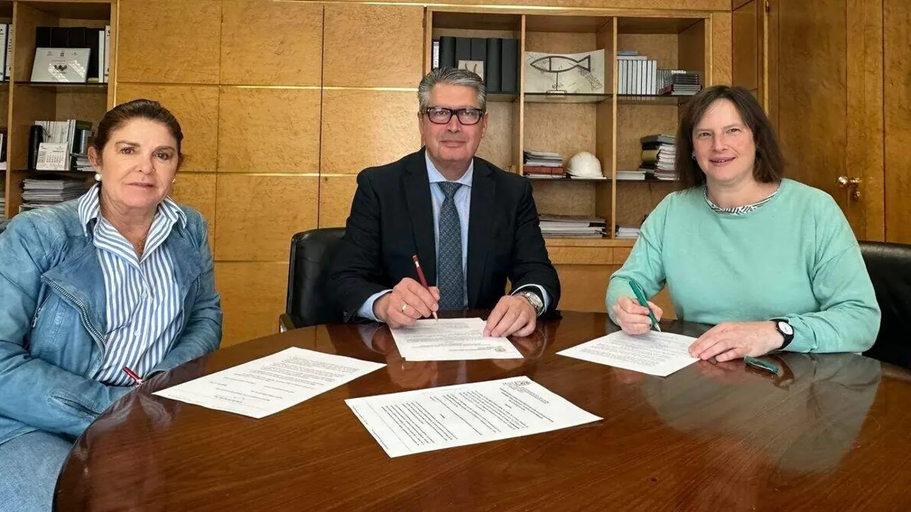 &bull;	El concejal de Desarrollo Urbano del Ayuntamiento de Le&oacute;n, Luis Miguel Garc&iacute;a Copete, y la directora de la Escuela Oficial de Idiomas (EOI) de Le&oacute;n, Julia M&uuml;ller, han suscrito el convenio de colaboraci&oacute;n este mi&eacute;rcoles. Foto: Ayto. Le&oacute;n.