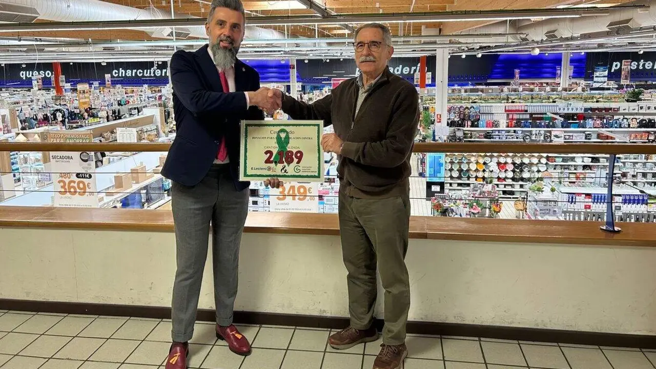 Emilio Seijo, director comercial de E.LECLEC y Estanislao de Luis Calabuig, presidente de la Asociaci&oacute;n Espa&ntilde;ola Contra el C&aacute;ncer en Le&oacute;n.