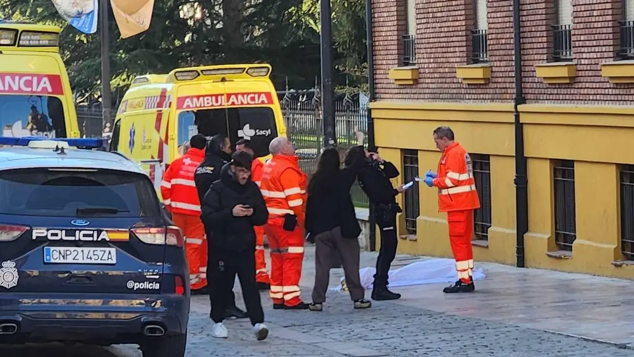 Imagen del lugar del suceso, con efectivos de Polic&iacute;a Nacional y Emergencias Sacyl.