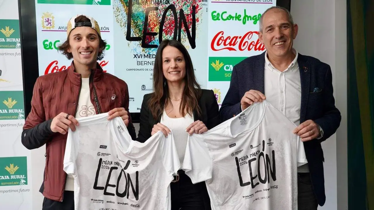 Acto de presentaci&oacute;n de la camiseta oficial de la camiseta oficial de la XVI Media Marat&oacute;n de Le&oacute;n. Foto: Campillo.