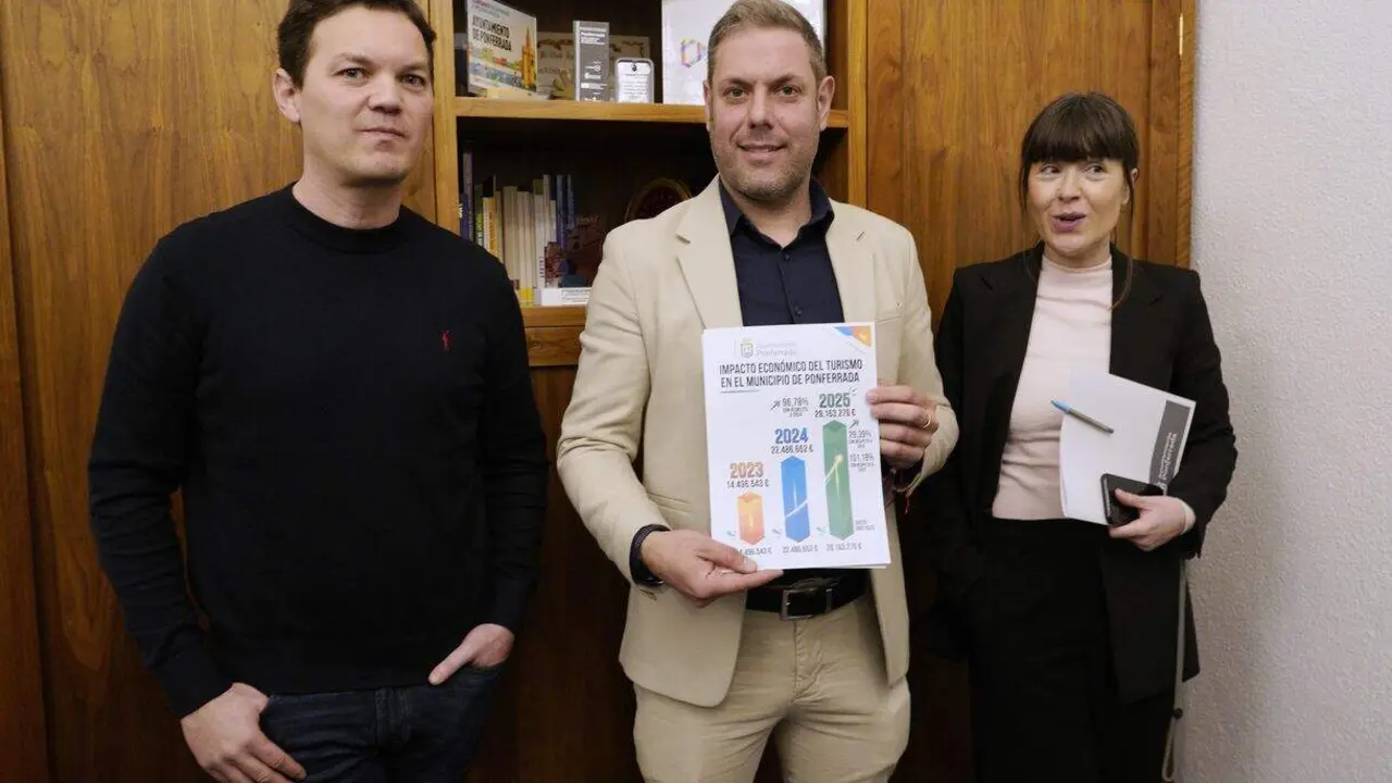 El concejal de Turismo del Ayuntamiento de Ponferrada, Iv&aacute;n Alonso, durante la presentaci&oacute;n de los datos de turismo del municipio