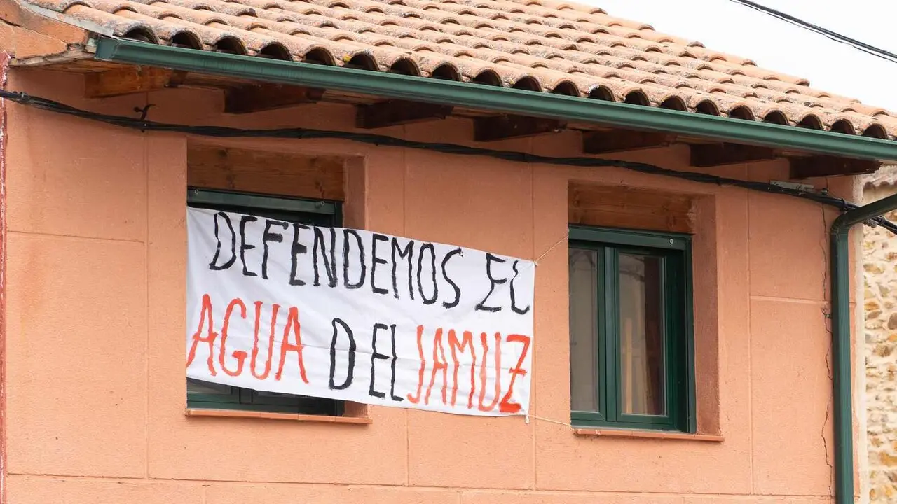 9/7/2024. Pancarta en contra de la planta embotelladora proyectada en Quintanilla de Fl&oacute;rez.