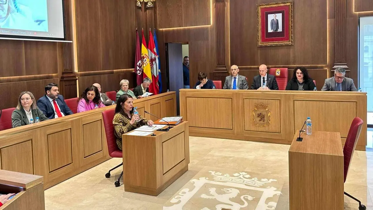 El pleno municipal del Ayuntamiento de Le&oacute;n ha regresado este viernes a San Marcelo. Nueva imagen y nuevo dise&ntilde;o institucional de estreno en el pleno extraordinario. Fotos: AytoLe&oacute;n