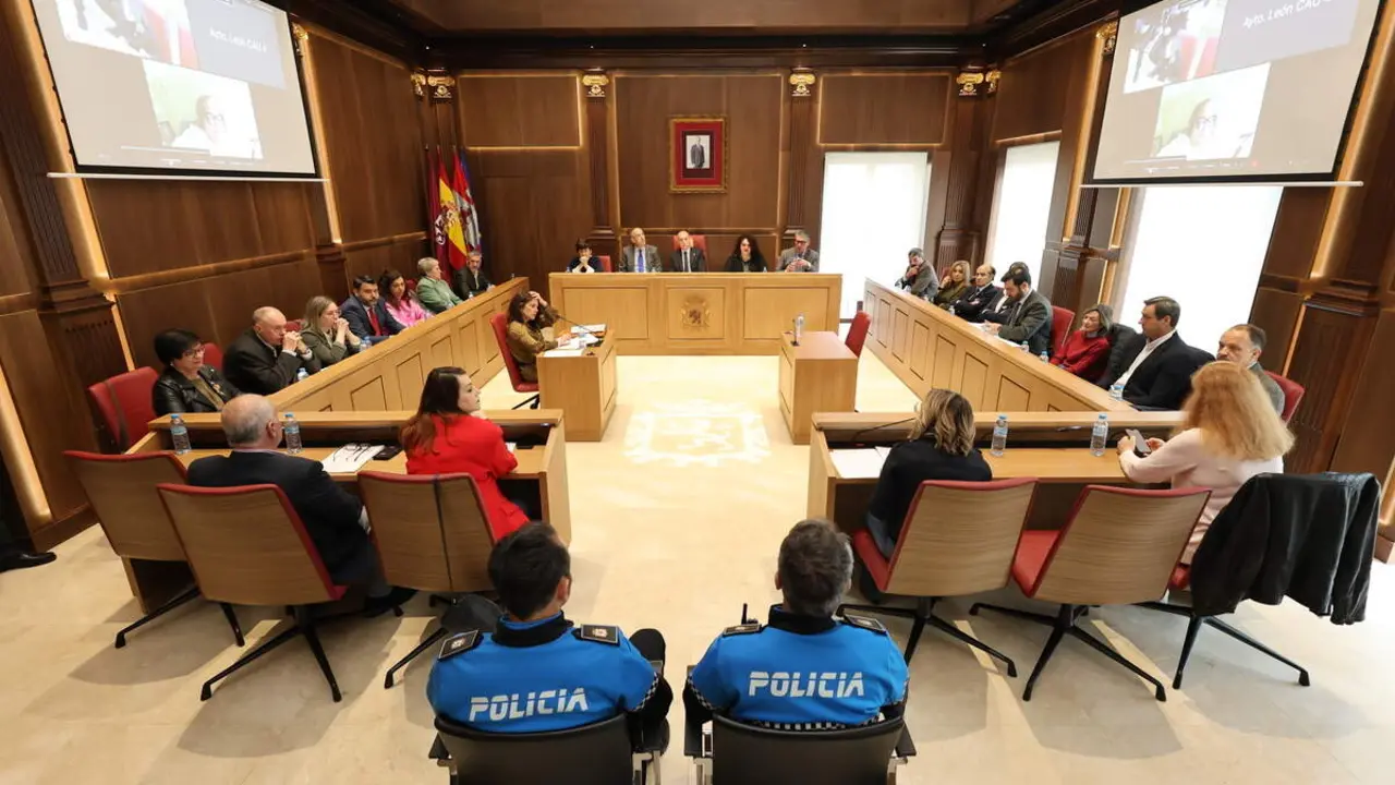 El Ayuntamiento de Le&oacute;n estrena nuevo sal&oacute;n de plenos tras su reforma