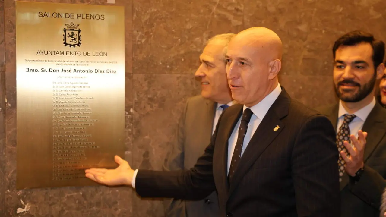 El Ayuntamiento de Le&oacute;n estrena nuevo sal&oacute;n de plenos tras su reforma