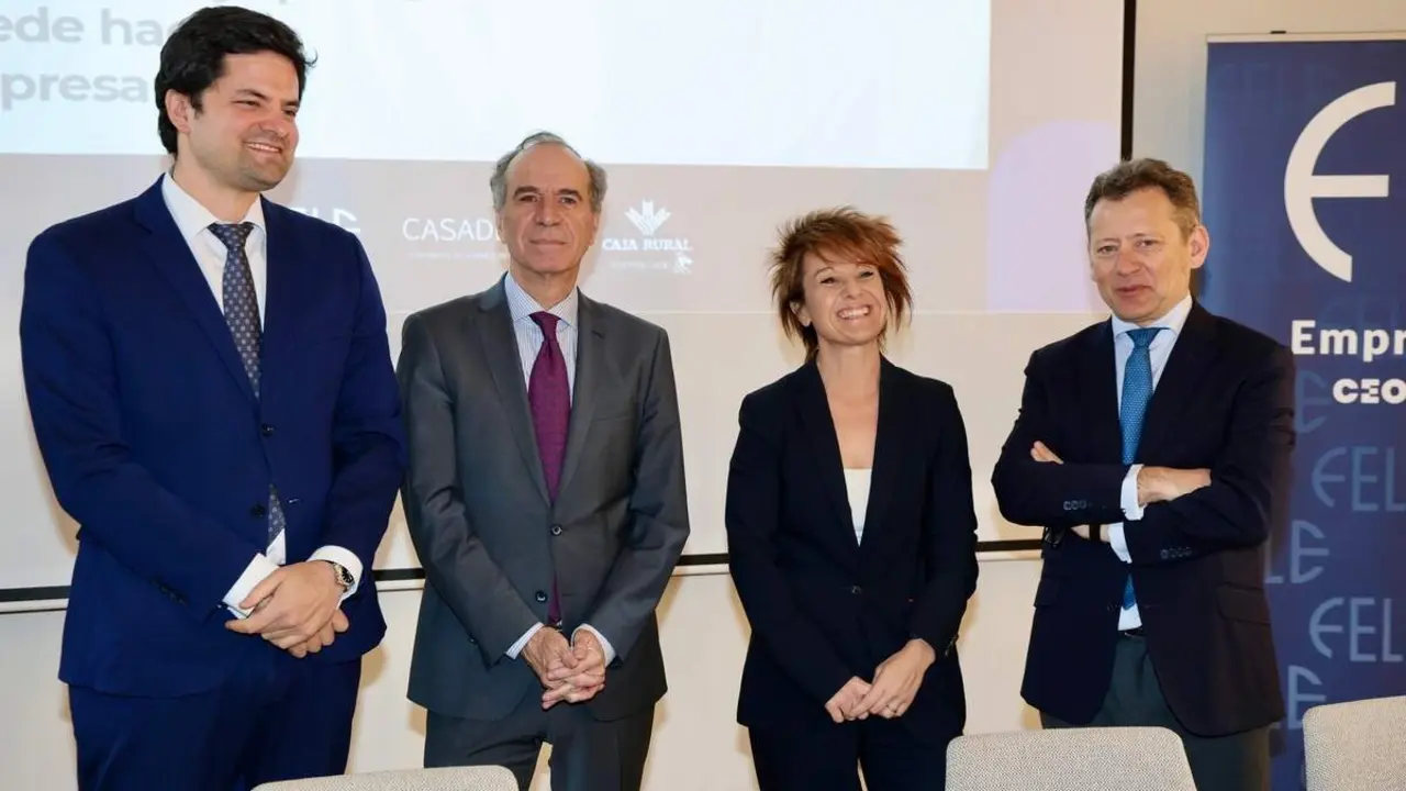 El presidente de la Federaci&oacute;n Leonesa de Empresarios, Juan Mar&iacute;a Vallejo, y el socio codirector de Casadeley, Diego San Mart&iacute;n, atienden a los medios antes del inicio de la jornada &lsquo;Absentismo 2026: qu&eacute; puede y qu&eacute; no puede hacer la empresa&rsquo;