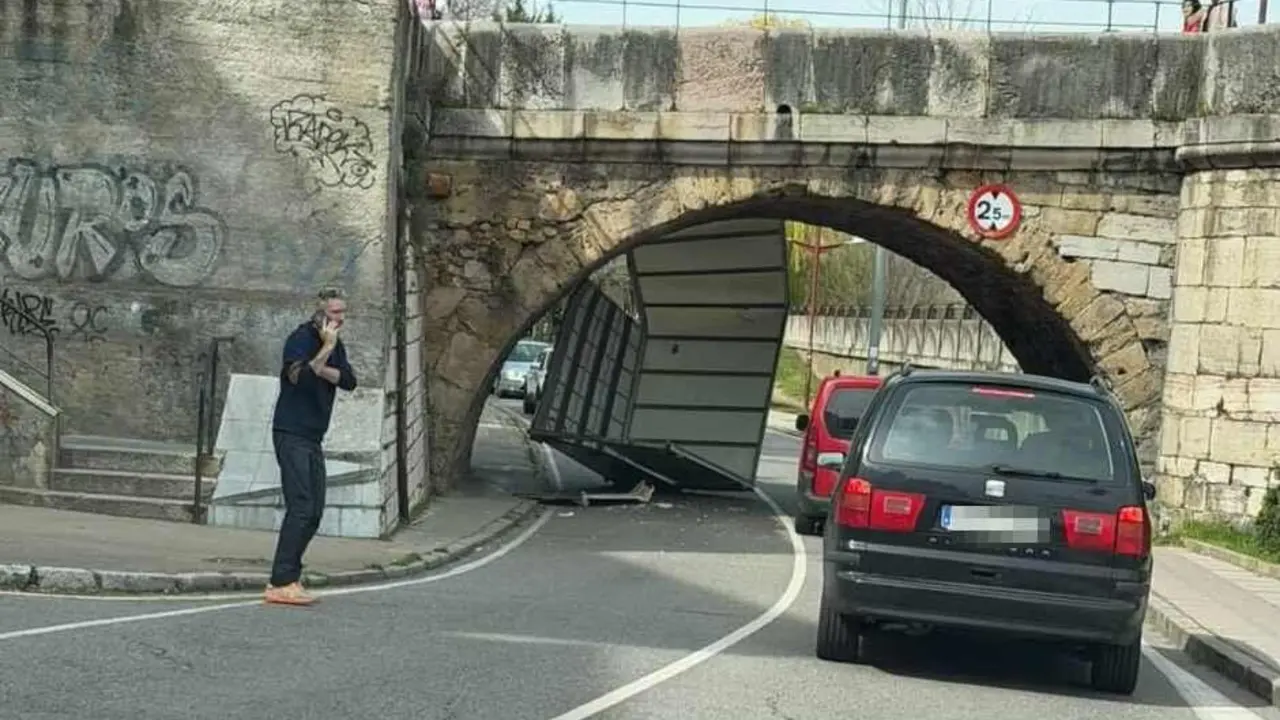 Imagen de parte de la estructura del furg&oacute;n tras golpear con el ojo del puente de San Marcos.
